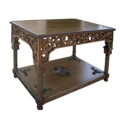 TABLE IN CLASSIC CARVING